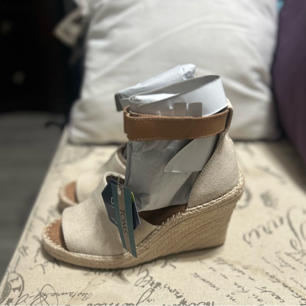 TOMS Women's Cream and Tan Wedge Sandals